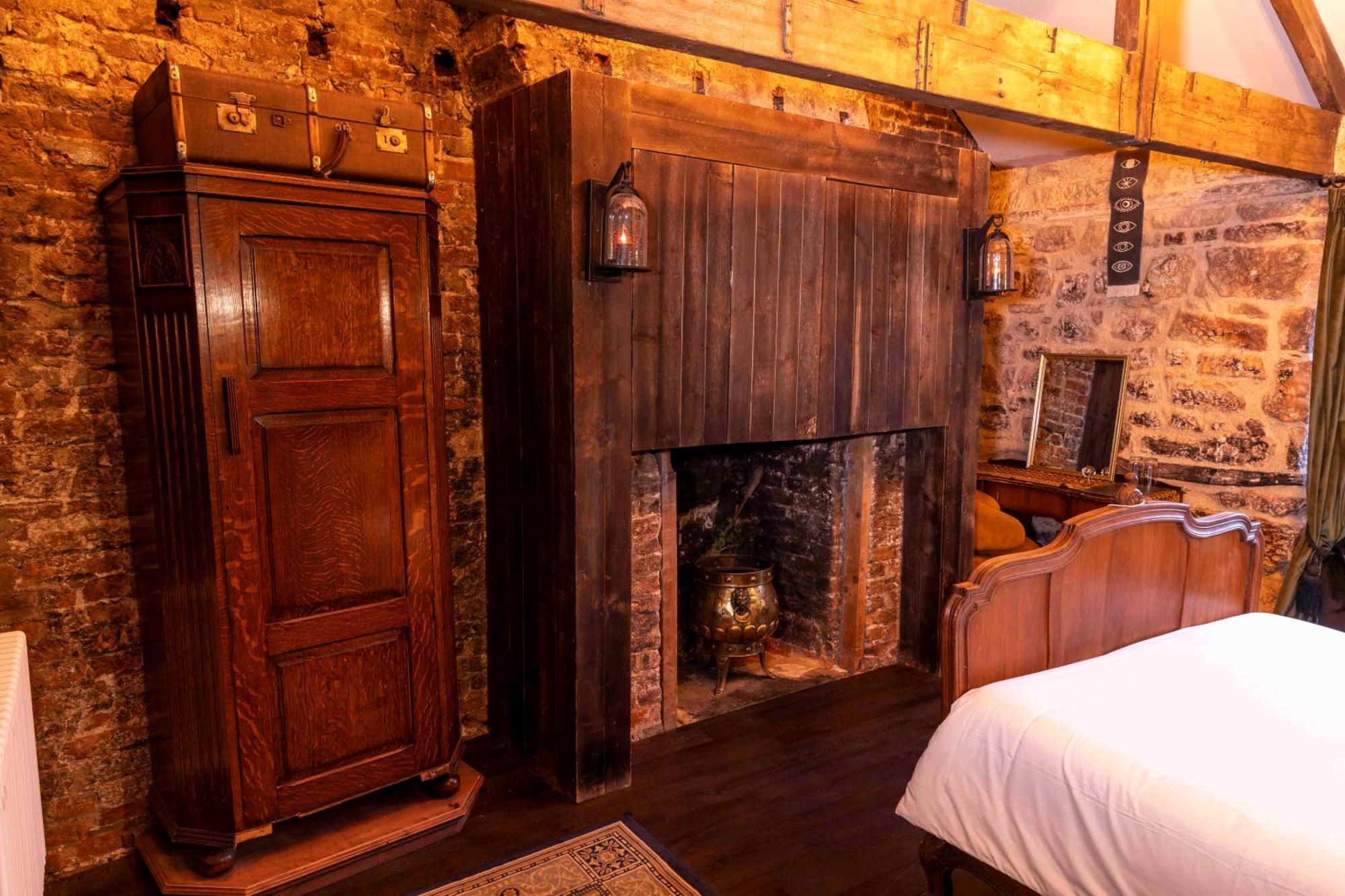 The Dirty Bottles Hotel Алник Экстерьер фото