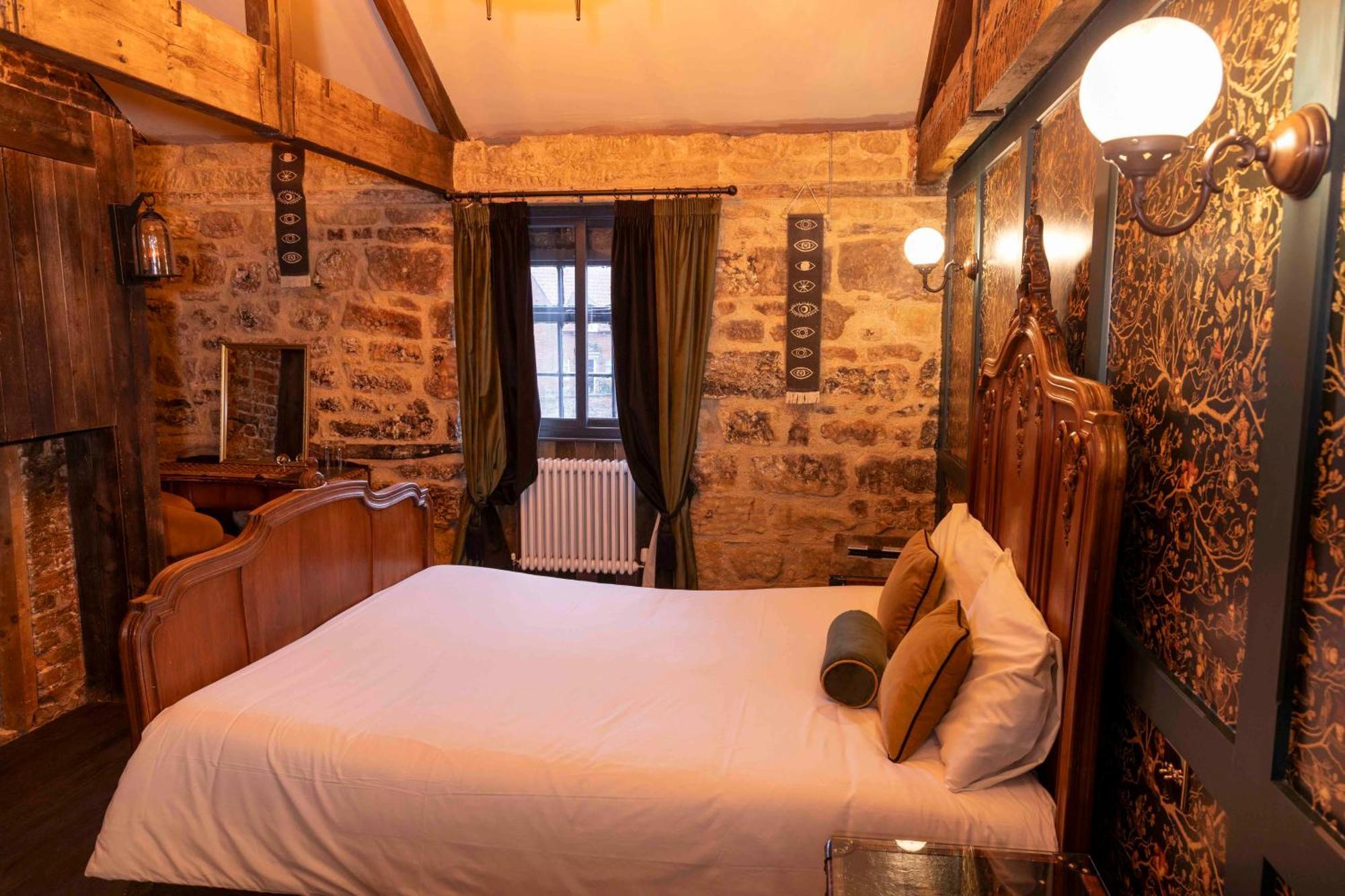 The Dirty Bottles Hotel Алник Экстерьер фото