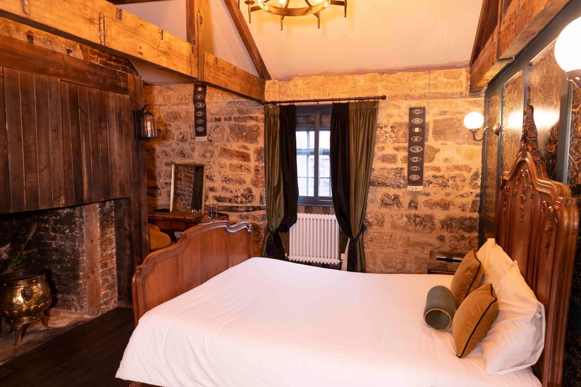 The Dirty Bottles Hotel Алник Экстерьер фото