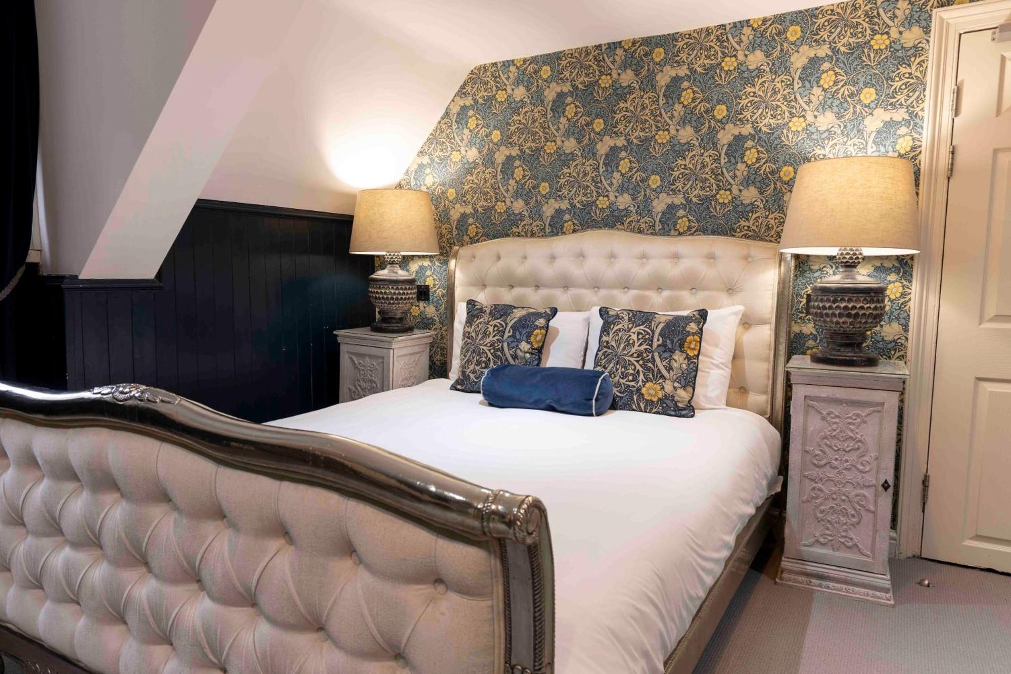 The Dirty Bottles Hotel Алник Экстерьер фото