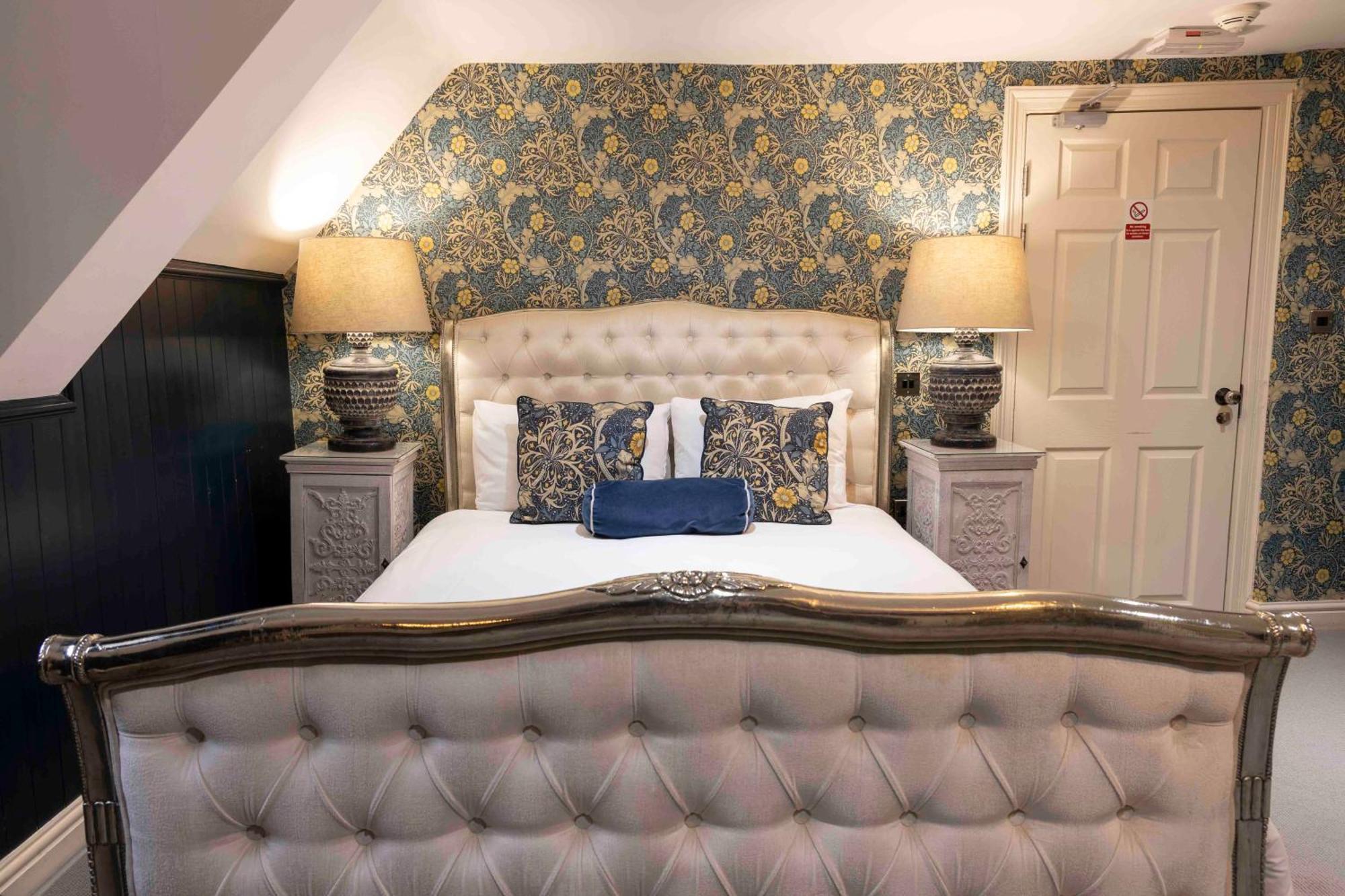 The Dirty Bottles Hotel Алник Экстерьер фото