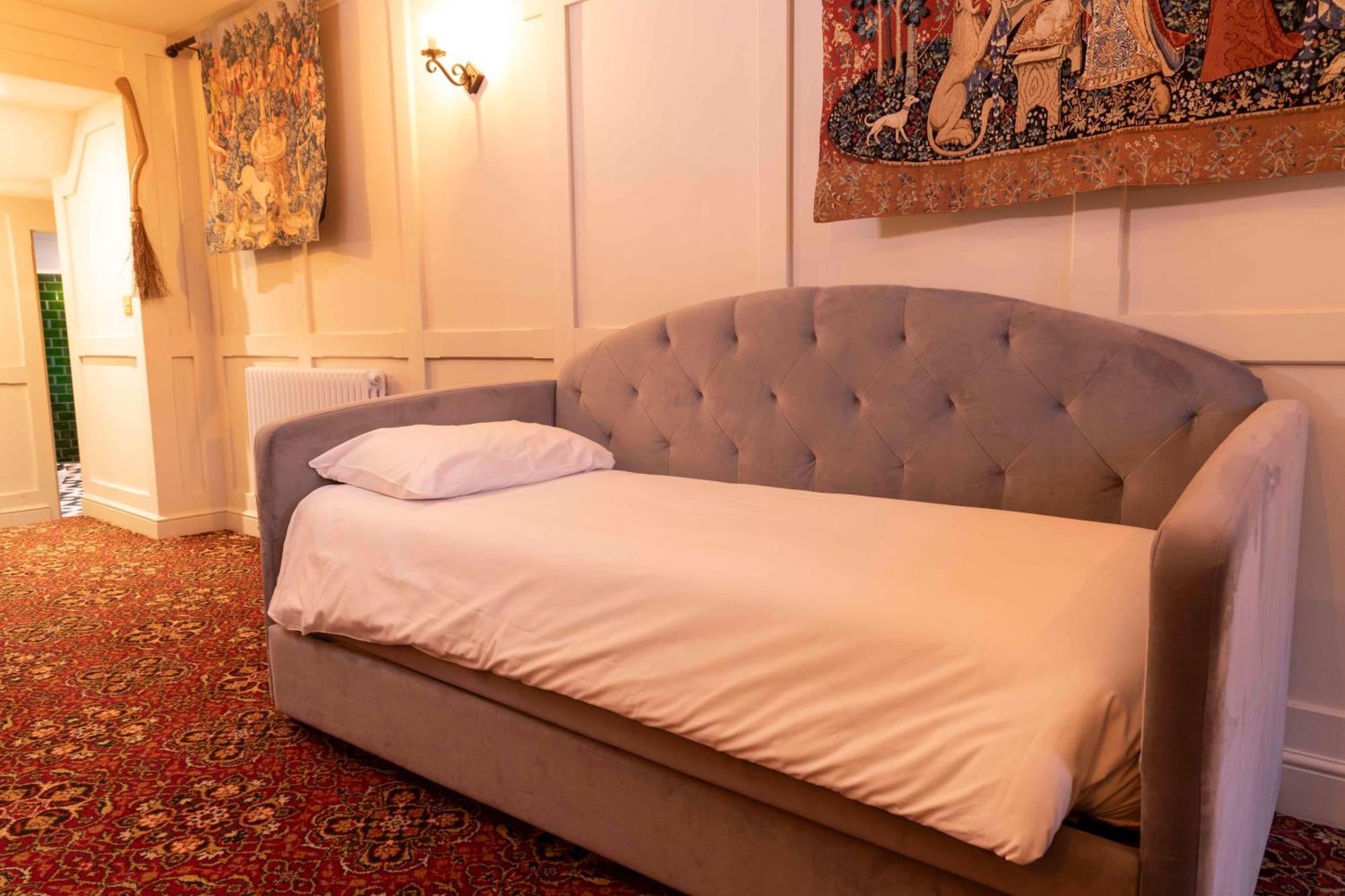 The Dirty Bottles Hotel Алник Экстерьер фото