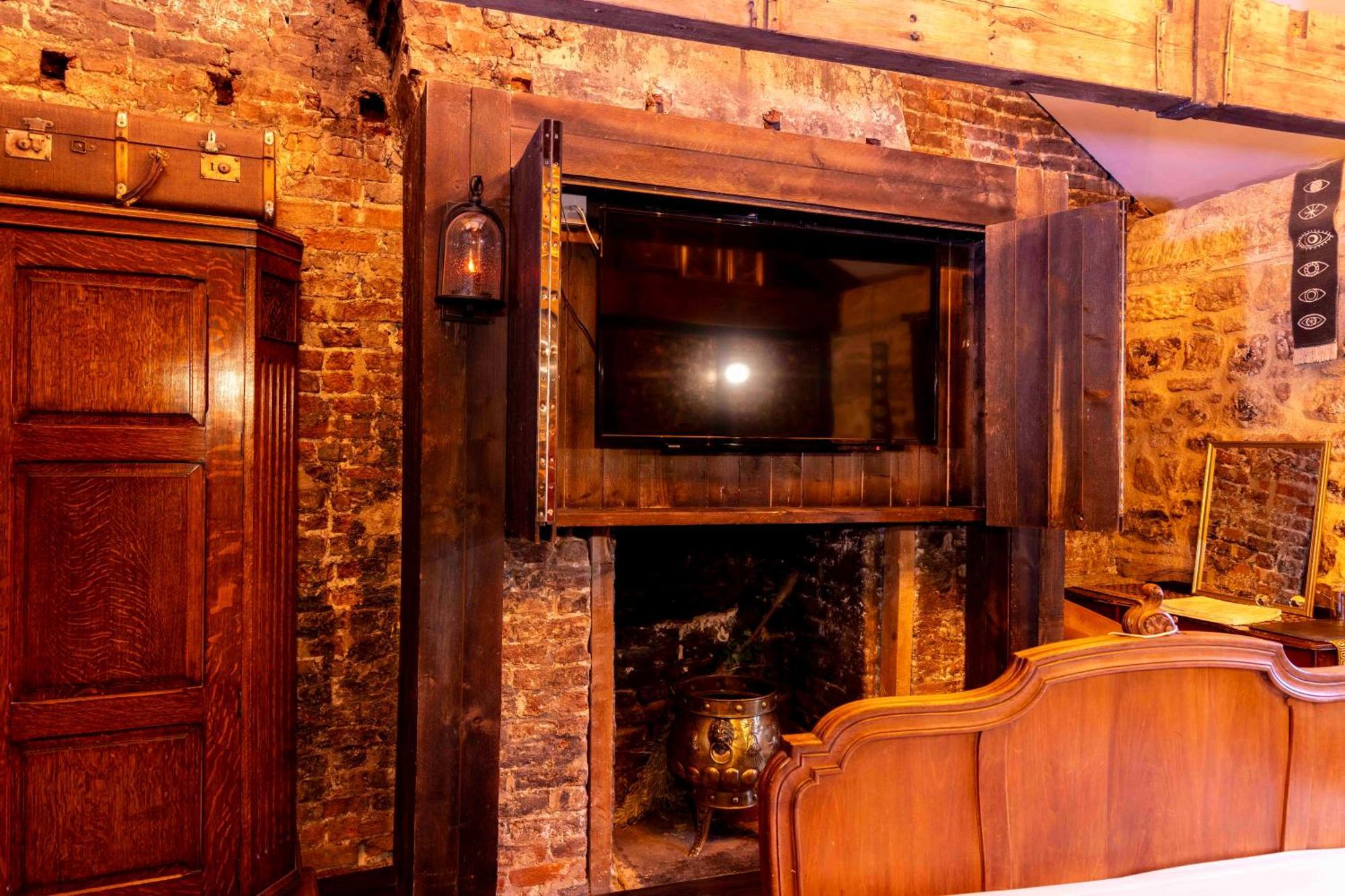The Dirty Bottles Hotel Алник Экстерьер фото